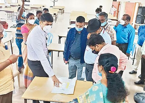 ஆரணி அடுத்த தச்சூர் அரசு பொறியியல் கல்லூரியில் வாக்கு எண்ணும் மையத்தை ஆட்சியர் சந்தீப் நந்தூரி மற்றும் தேர்தல் பொது பார்வையாளர் பிரபாகர் ஆகியோர் நேற்று ஆய்வு செய்தனர்.