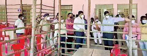 ராணிப்பேட்டை பொறியியல் கல்லூரி வளாகத்தில் வாக்கு எண்ணும் மையத்தில் ஆய்வு செய்த ஆட்சியர் கிளாட்ஸ்டன் புஷ்பராஜ். அருகில், மாவட்ட காவல் கண்காணிப்பாளர் டாக்டர் சிவகுமார் உள்ளிட்டோர்.