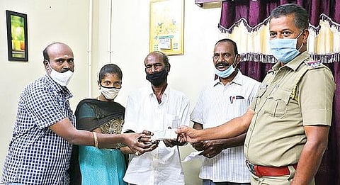 வேலூர் சுருட்டுக்கார தெருவில் ரவிச்சந்திரன் என்பவர் தவற விட்ட ரூ.50 ஆயிரத்தை மீட்டு ஒப்படைத்த வடக்கு காவல் நிலைய ஆய்வாளர் செந்தில்குமார்.