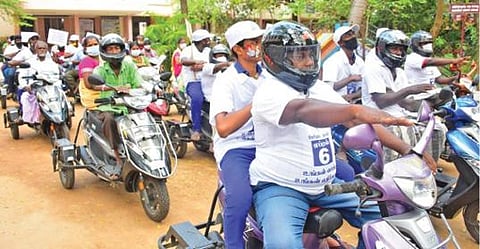 பாளையங்கோட்டையில் மாற்றுத்திறனாளிகள் பங்கேற்ற வாக்காளர் விழிப்புணர்வு வாகன பேரணி நடைபெற்றது. படம்: மு.லெட்சுமி அருண்
