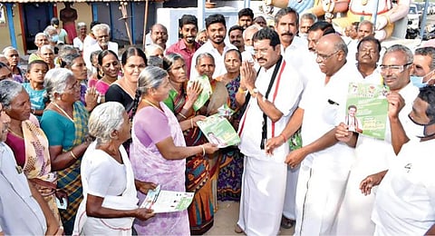 ஈரோடு மேற்கு தொகுதி அதிமுக வேட்பாளர் கே.வி.ராமலிங்கம் நேற்று பெண் வாக்காளர்களிடம் வாக்கு சேகரித்தார்.