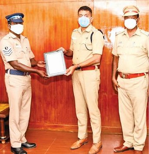 கடலூர் உழவர் சந்தையில் இருந்து கடத்திச் சென்ற அரசு ஜீப்பையும், அதனை கடத்தியவரையும் பிடித்த தலைமைக் காவலர் சிவஞானமுத்துவை எஸ்பி அபிநவ் பாராட்டி, பத்திரம் வழங்கினார்.