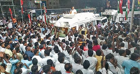 விழுப்புரத்தில் தேர்தல் பிரச்சாரத்தில் ஈடுபட்ட அமமுக பொதுச் செயலாளர் டிடிவி தினகரன்.