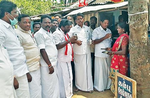 குமராட்சி அருகே மெய்யாத்தூர் சாலையில் உள்ள கூழ் விற்பனை செய்யும் கடையில் அதிமுக வேட்பாளர் முருகுமாறன் கூழ் குடித்து வாக்கு சேகரித்தார்.