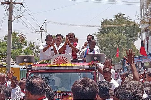 சங்கராபுரம் தொகுதியில் வாக்கு சேகரிக்கும் பாமக வேட்பாளர் ஜி.ராஜா.