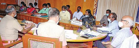 விழுப்புரம் மாவட்டத்தில் நடைபெறும் சட்டமன்றத் தேர்தல் முன்னேற்பாடு குறித்து தேர்தல் சிறப்பு பொதுப்பார்வையாளர் தலைமையில் நடைபெற்ற ஆலோசனைக் கூட்டத்தில் பங்கேற்ற அதிகாரிகள்.