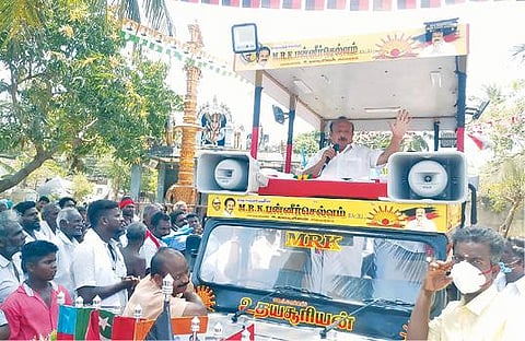 குறிஞ்சிபாடி தொகுதி கிராமங்களில் வாக்கு சேகரித்த திமுக வேட்பாளர் எம்ஆர்கே. பன்னீர்செல்வம்.