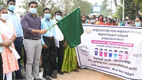 தூத்துக்குடி மாவட்டம் ஆத்தூரில் பெண்கள் பங்கேற்ற வாக்காளர் விழிப்புணர்வு பேரணியை மாவட்ட ஆட்சியர் கி.செந்தில் ராஜ் கொடியசைத்து தொடங்கி வைத்தார்.