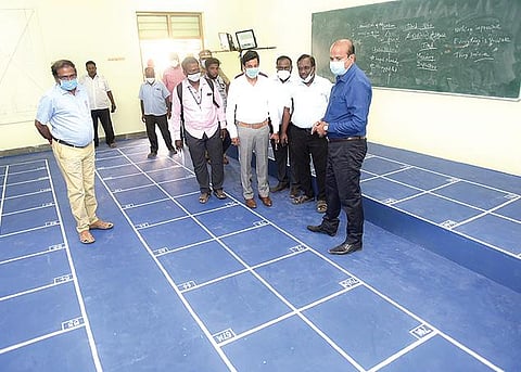 காட்பாடி சட்டப்பேரவை தொகுதி வாக்கு எண்ணும் மையமான வேலூர் அரசு சட்டக்கல்லூரி வளாகத்தில் வாக்கு எண்ணும் பணிகளுக்கான பாதுகாப்பு அம்சங்கள் மற்றும் முன்னேற்பாடு பணிகள் குறித்து மாவட்ட தேர்தல் அலுவலரும், மாவட்ட ஆட்சியருமான சண்முகசுந்தரம் நேற்று ஆய்வு செய்தார். படம்:வி.எம்.மணிநாதன்.