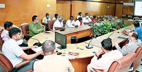 தி.மலை மாவட்ட ஆட்சியர் அலுவலகத்தில் தேர்தல் நடத்தை விதிகள் தொடர்பான ஆலோசனைக் கூட்டம் ஆட்சியர் சந்தீப் நந்தூரி தலைமையில் நடைபெற்றது.