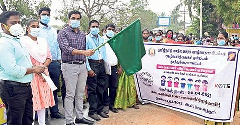 தூத்துக்குடி மாவட்டம் ஆத்தூரில் பெண்கள் பங்கேற்ற வாக்காளர் விழிப்புணர்வு பேரணியை மாவட்ட ஆட்சியர் கி.செந்தில் ராஜ் கொடியசைத்து தொடங்கி வைத்தார்.