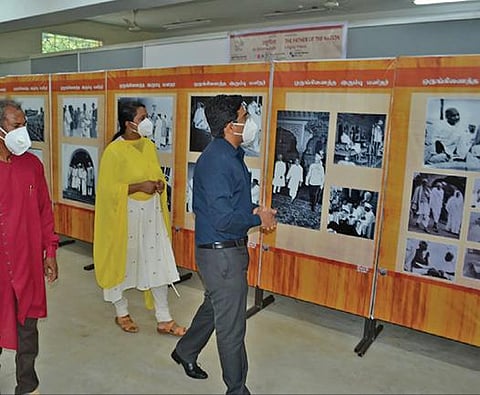 திருநெல்வேலியில் உள்ள மாவட்ட அறிவியல் மையத்தில் சுதந்திர இந்தியா வைரவிழா புகைப்பட கண்காட்சியை ஆட்சியர் வே.விஷ்ணு தொடங்கிவைத்து பார்வையிட்டார். படம்: மு.லெட்சுமி அருண்