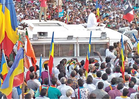 குமாரபாளையத்தில் அமைச்சர் தங்கமணியை ஆதரித்து பாமக இளைஞரணித் தலைவர் அன்புமணி ராமதாஸ் தேர்தல் பிரச்சாரத்தில் ஈடுபட்டார்.