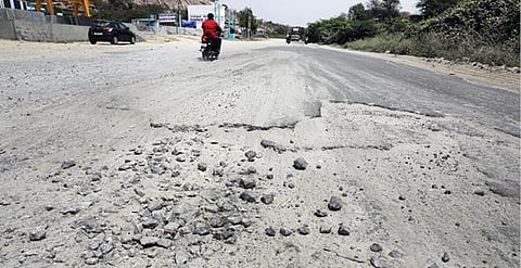 குண்டும், குழியுமாக காணப்படும் கிருஷ்ணகிரி - திருவண்ணாமலை சாலை. படம்: எஸ்.கே.ரமேஷ்