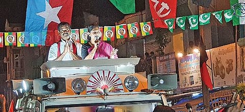 கடலூர் திருப்பாதிரிபுலியூர் தேரடி வீதியில் திமுக வேட்பாளர் ஐயப்பனுக்கு வாக்கு கேட்ட அக்கட்சியின் மாநில மகளிரணி செயலாளர் கனிமொழி எம்.பி.