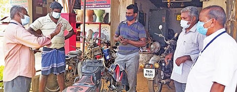 குறிஞ்சிப்பாடி வட்டார சுகாதாரத்துறை ஆய்வாளர்கள் வடக்குத்து பகுதியில் வர்த்தக நிறுவனங்களில் ஆய்வு மேற்கொண்டனர்.