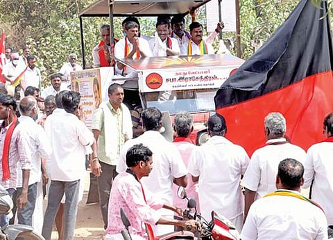 நெய்வேலி தொகுதி திமுக வேட்பாளர் சபாராஜேந்திரன் கீழ்மாம்பட்டு கிராமத்தில் வாக்கு சேகரித்தார்.