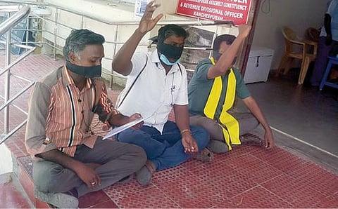 காஞ்சிபுரம் சட்டப்பேரவைத் தொகுதி தேர்தல் அலுவலர் அலுவலக வாயிலில் தேர்தல் ஆணையத்தையும், தேர்தல் நடத்தும் அலுவலர்களையும் கண்டித்து வாயில் கருப்புத் துணி கட்டிக் கொண்டு போராட்டத்தில் ஈடுபட்ட வேட்பாளர் மு.மேகநாதன் (நடுவில்).