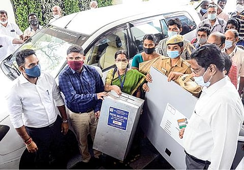 தமிழ்நாடு சட்டப்பேரவை தேர்தலையொட்டி, சென்னை மாவட்டத்தில் 80 வயதுக்கு மேற்பட்ட முதியவர்கள் மற்றும் மாற்றுத் திறனாளிகளுக்கு தபால் வாக்குகள் அளிக்க நியமிக்கப்பட்டுள்ள வாக்குப்பதிவு குழுவுக்கு தேவையான வாக்குப்பதிவு பொருட்களை மாவட்ட தேர்தல் அலுவலர் பிரகாஷ், அம்மா மாளிகையில் நேற்று வழங்கினார். உடன் கூடுதல் மாவட்ட தேர்தல் அலுவலர் (வருவாய்) ஜெ.மேகநாதரெட்டி உள்ளிட்டோர். (அடுத்த படம்) தபால் வாக்குகள் அளிக்க வாக்குப்பதிவு குழுவுக்கு தேவையான வாக்குப்பதிவு பொருட்களை பிரித்து கொடுக்கும் பணியில் ஈடுபட்டுள்ள ஊழியர். படங்கள்: பு.க.பிரவீன்