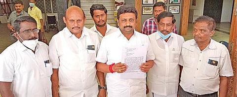 நாமக்கல் எம்எல்ஏ மீது நடவடிக்கை எடுக்க வலியுறுத்தி நாமக்கல் மாவட்ட ஆட்சியர் கா.மெகராஜிடம், நாமக்கல் கிழக்கு மாவட்ட திமுகவினர் மனு அளித்தனர்.