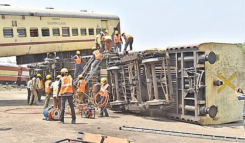 ஈரோடு ரயில்வே பணிமனையில் விபத்தில் சிக்கியவர்களை மீட்கும் ஒத்திகை நிகழ்ச்சியில் பங்கேற்ற மீட்புக் குழுவினர்.