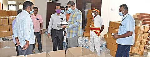 தேர்தலின்போது கரோனா தொற்று பரவலை தடுக்கும் பாதுகாப்பு உபகரணங்கள் நாமக்கல் மாவட்டத்திற்கு உட்பட்ட தொகுதிகளுக்கு அனுப்பும் பணியை ஆட்சியர் ஆய்வு செய்தார்.