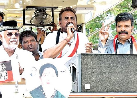 கோவை செல்வபுரம் கல்லாமேடு பகுதியில் நேற்று பிரச்சாரத்தில் ஈடுபட்ட தொண்டாமுத்தூர் தொகுதி அதிமுக வேட்பாளர் எஸ்.பி.வேலுமணி.