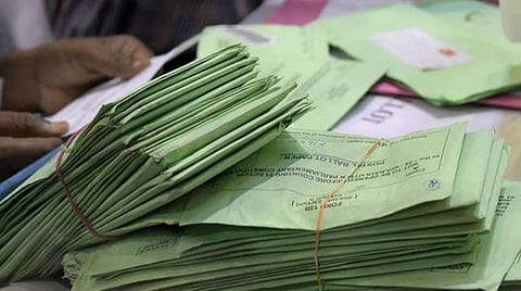 80 வயதுக்கு மேற்பட்டோர், மாற்றுத் திறனாளிகளுக்கு தபால்வாக்கு படிவங்கள் விநியோகம் தொடங்கியது