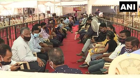 மகாராஷ்டிராவில் அதிகரிக்கும் கரோனா தொற்று: தடுப்பூசி போட்டுக் கொள்ள அலைமோதும் கூட்டம்