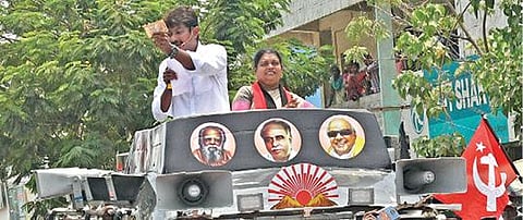 தூத்துக்குடியில் செல்லாத ரூபாய் நோட்டை காட்டி தேர்தல் பிரச்சாரம் செய்த உதயநிதி ஸ்டாலின். படம்: என்.ராஜேஷ்