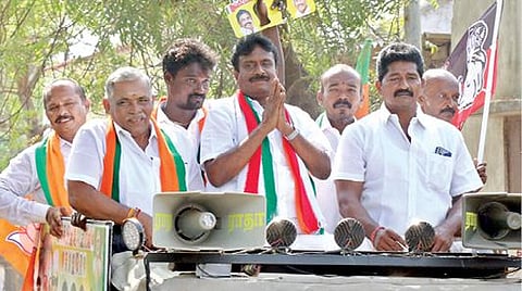 தூத்துக்குடி தொகுதி தமாகா வேட்பாளர் எஸ்.டி.ஆர்.விஜயசீலன் வீதி வீதியாக திறந்த ஜீப்பில் சென்று வாக்கு சேகரித்தார். படம்: என்.ராஜேஷ்