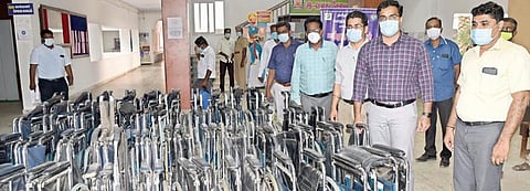 மாற்றுத்திறனாளிகள், முதியோர்கள் எளிதாக வாக்குச்சாவடிக்கு வர உதவும் வகையில் தயார் நிலையில் வைக்கப்பட்டுள்ள சக்கர நாற்காலிகளை தூத்துக்குடி மாவட்ட தேர்தல் அதிகாரியான ஆட்சியர் செந்தில்ராஜ் பார்வையிட்டார். படம்: என்.ராஜேஷ்