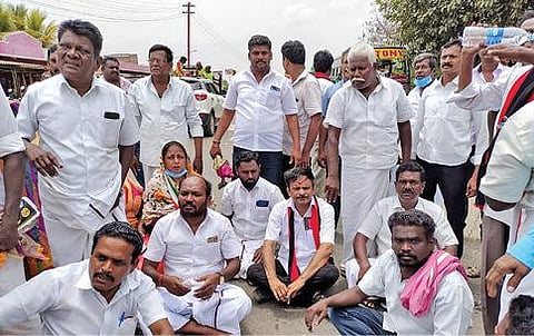 திருநெல்வேலி அருகே மானூரில் பிரச்சார வாகனத்தை போலீஸார் தடுத்து நிறுத்தியதால் திமுக வேட்பாளர் ஏ.எல்.எஸ். லட்சுமணன் தலைமையில் கூட்டணி கட்சியினர் மறியலில் ஈடுபட்டனர். படம்: மு.லெட்சுமிஅருண்