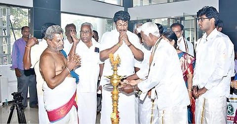 கிருஷ்ணகிரி மாவட்டம் பர்கூரில் ராஜாதித்தன் மாளிகை, அக்னி ஓட்டல் திறப்பு விழாவில், மக்களவை உறுப்பினர் டாக்டர் செல்லகுமார் குத்துவிளக்கேற்றினார். அருகில் உரிமையாளர் ராமமூர்த்தி.