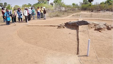 கிருஷ்ணகிரி மாவட்டம் தொகரப்பள்ளி அருகே மயிலாடும்பாறையில் அகழாய்வுப் பணி மேற்கொண்டுள்ள தொல்லியல் துறையினர். படம்: எஸ்.கே.ரமேஷ்