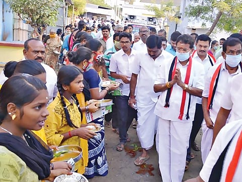 ஈரோடு மேற்கு தொகுதியில் போட்டியிடும் அதிமுக வேட்பாளர் கே.வி.ராமலிங்கம் சூரம்பட்டி வலசு உள்ளிட்ட பகுதிகளில் வாக்கு சேகரித்தார்.