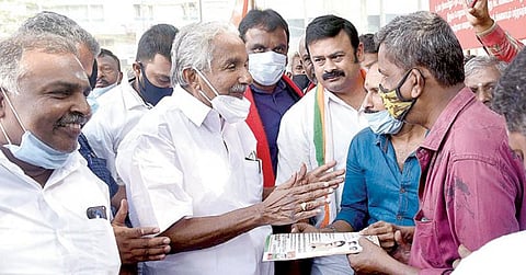 கோவையில் நேற்று கோவை தெற்கு தொகுதி காங்கிரஸ் வேட்பாளர் மயூரா எஸ்.ஜெயக்குமாருக்கு ஆதரவாக வாக்கு சேகரித்த கேரள மாநில முன்னாள் முதல்வர் உம்மன் சாண்டி. படம் : ஜெ.மனோகரன்