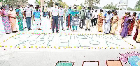 ஜவ்வாதுமலையில் 100 சதவீத வாக்குப்பதிவை வலியுறுத்தி நடைபெற்ற விழிப்புணர்வு நிகழ்ச்சியில் திருவண்ணாமலை மாவட்ட ஆட்சியர் சந்தீப் நந்தூரி கலந்துகொண்டு பார்வையிட்டார்.