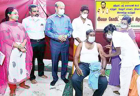  நாராயணி பீடத்தில் நடைபெற்ற கரோனா தடுப்பூசி முகாமை பார்வையிட்ட மாவட்ட ஆட்சியர் சண்முகசுந்தரம். அருகில், புரம் இயக்குநர் சுரேஷ்பாபு உள்ளிட்டோர்.