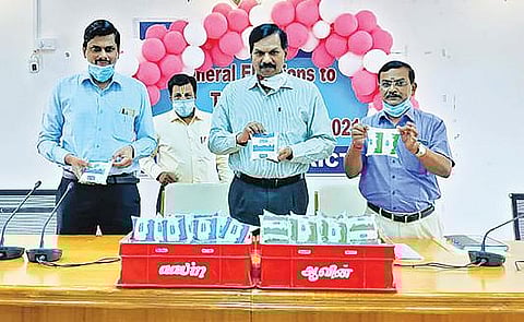 ராணிப்பேட்டை மாவட்டத்தில் வாக்காளர் விழிப்புணர்வு வாசகங்களுடன் கூடிய ஆவின் பால் பாக்கெட்டுகள் விநியோகத்தை தொடங்கி வைத்த ஆட்சியர் கிளாட்ஸ்டன் புஷ்பராஜ்.