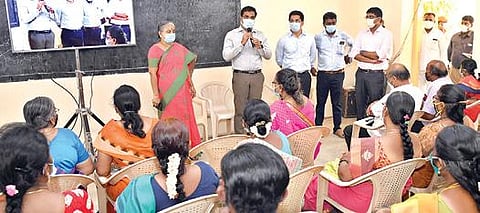 தூத்துக்குடி காமராஜ் கல்லூரியில் நடைபெற்ற வாக்குச்சாவடி அலுவலர்களுக்கான 2-ம் கட்ட பயிற்சி வகுப்பை மாவட்ட தேர்தல் அலுவலரான ஆட்சியர் கி.செந்தில் ராஜ் தொடங்கி வைத்து பார்வையிட்டார். படம்: என்.ராஜேஷ்