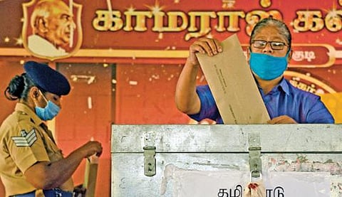 திருநெல்வேலி டவுன் சாப்டர் மேல்நிலைப்பள்ளியில் தபால் வாக்களிக்க நீண்ட வரிசையில் காத்திருந்த ஆசிரியர்கள், அரசு ஊழியர்கள். (வலது) தூத்துக்குடி காமராஜ் கல்லூரியில் ஏற்பாடு செய்யப்பட்டிருந்த தபால் வாக்குப்பதிவு மையத்தில் தபால் வாக்கு செலுத்திய காவல் துறையினர்.படங்கள்: மு.லெட்சுமி அருண், என்.ராஜேஷ்