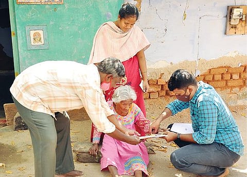 கிருஷ்ணகிரியில் 80 வயதிற்கு மேற்பட்டவர்கள், மாற்றுத்திறனாளிகளிடம் தபால் வாக்கு பெறும் பணியில் ஈடுபட்டுள்ள அலுவலர்கள்.