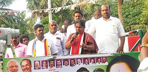 குறிஞ்சிப்பாடி தொகுதி அதிமுக வேட்பாளர் செல்விராமஜெயம் வாக்கு சேகரிப்பில் ஈடுபட்டார்.