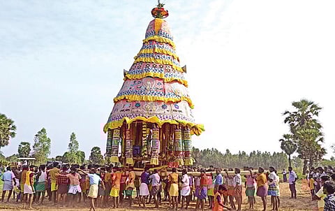 விழுப்புரம் அருகே மேல்பாதி கிராமத்தில் பழமை வாய்ந்த திரவுபதியம்மன், தர்மராஜா கோயில் தேரோட்டத்தில் பக்தர்கள் தேரை தோளில் சுமந்து சென்றனர்.