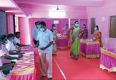 காஞ்சிபுரம் பகுதியில் மாதிரிக்காக உருவாக்கப்பட்டுள்ள பெண்கள் வாக்குச் சாவடி.