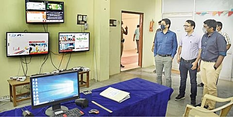 நாமக்கல் மாவட்ட ஆட்சியர் அலுவலகத்தில் அமைக்கப்பட்டுள்ள ஊடக சான்றளிப்பு மற்றும் கண்காணிப்புக் குழு மையத்தில் மாவட்ட தேர்தல் செலவின பார்வையாளர்கள் ஆய்வு செய்தனர்.