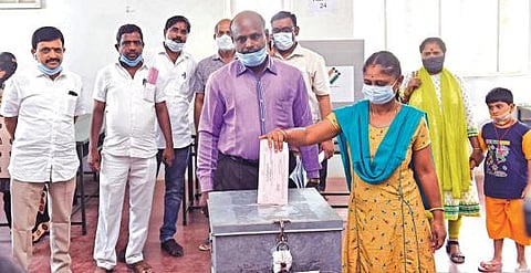 அரசு ஊழியர்களுக்கான அஞ்சல் வாக்குப் பதிவு தொடக்கம் :