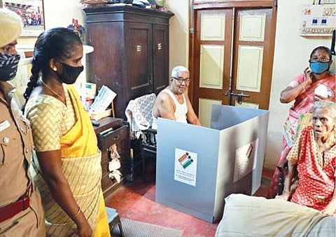 மேற்கு வங்கம், அசாம் மாநில சட்டப்பேரவை பொதுத்தேர்தல்; 77 தொகுதியில் இன்று முதல்கட்ட வாக்குப்பதிவு: தமிழகத்தில் முதியோர், மாற்றுத் திறனாளிகளுக்கான தபால் ஓட்டு தொடங்கியது