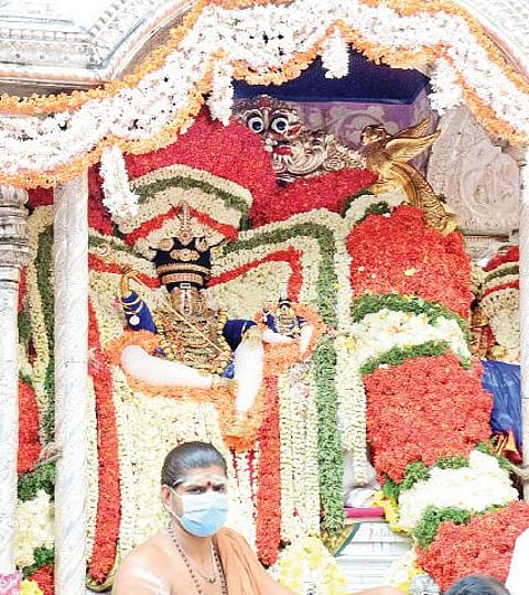 சென்னை மயிலாப்பூர் கபாலீஸ்வரர் கோயில் பங்குனி உத்திர பெருவிழாவில் நேற்று நடைபெற்ற அறுபத்து மூவர் உற்சவத்தில் பக்தர்களுக்கு அருள்பாலித்த கற்பகாம்பாள் சமேத கபாலீஸ்வரர்.